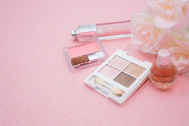 ダウンタイム中のメイクはいつからできる？注意点も解説
